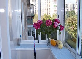 Устройство подоконников на балконах с выносом позволяет удобно размещать комнатные растения и садовую рассаду в теплое время года.