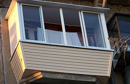 Изготовление выноса позволит Вам увеличить внутреннее пространство балкона, а отделка сайдингом придает балкону законченный вид. tab
