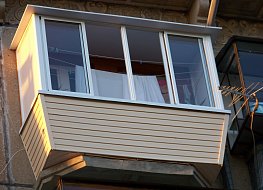 Изготовление выноса позволит Вам увеличить внутреннее пространство балкона, а отделка сайдингом придает балкону законченный вид.