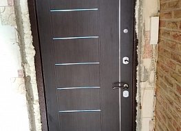 Дверная коробка 95 мм, 
Дверное полотно 63 мм из х/к металла =1,5 мм,
Два контура уплотнителя, 
Утеплитель: минеральная вата
